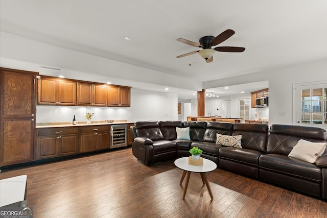 living area with wine cooler, a ceiling fan, wood finished floors, and recessed lighting