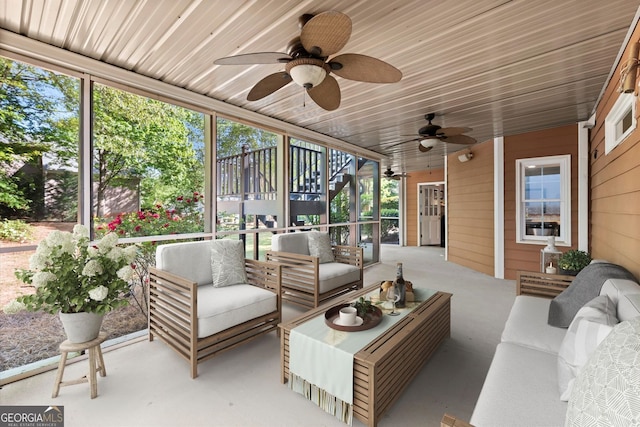 sunroom featuring outdoor lounge area and ceiling fan