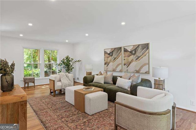 living area with light wood-type flooring, recessed lighting, and baseboards