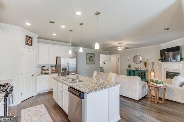 kitchen with visible vents, a sink, appliances with stainless steel finishes, open floor plan, and dark wood-style flooring