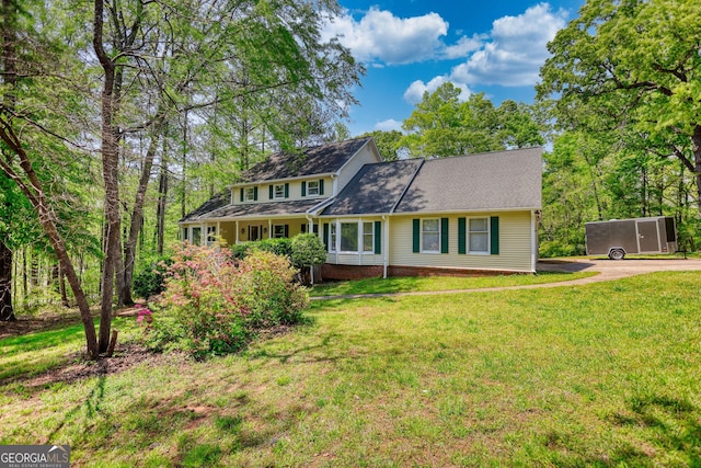 view of front of home featuring a front yard