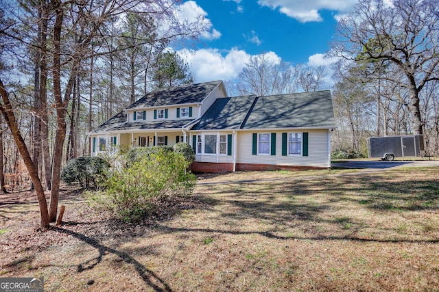 traditional home featuring a front lawn