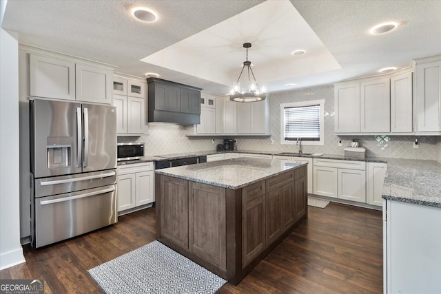 kitchen with decorative backsplash, dark wood-style floors, a sink, and appliances with stainless steel finishes