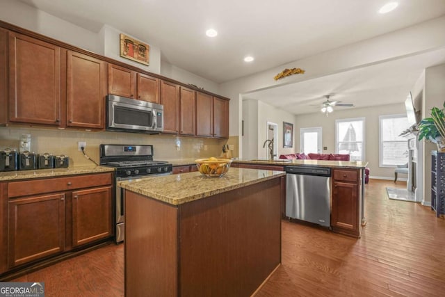 5030 Breezewood Cir, Alpharetta, GA 30004 - kitchen with a center island, tasteful backsplash, a sink, stainless steel appliances, and a peninsula