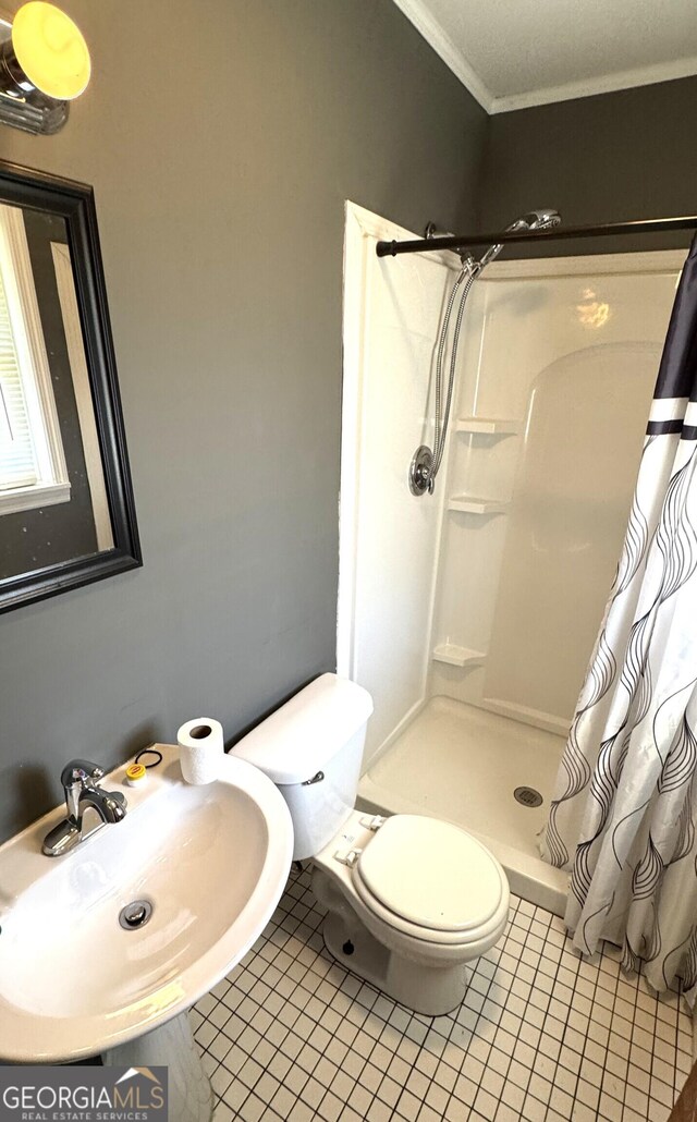 3065 County Road 69, Centre, AL 35960 - full bathroom featuring crown molding, a shower with shower curtain, tile patterned floors, and toilet