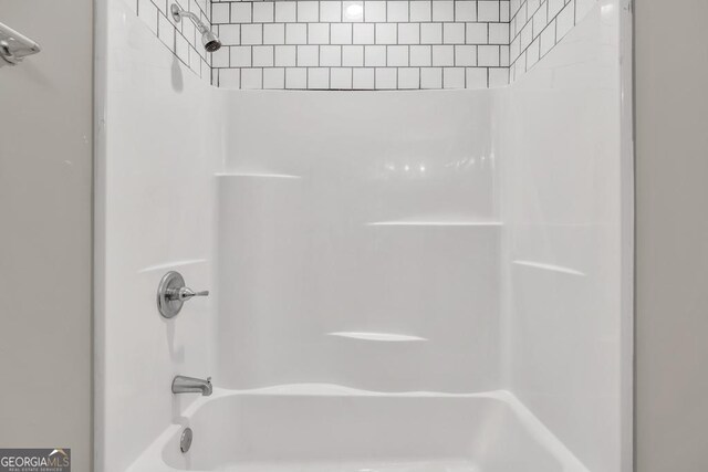 bathroom with bathtub / shower combination