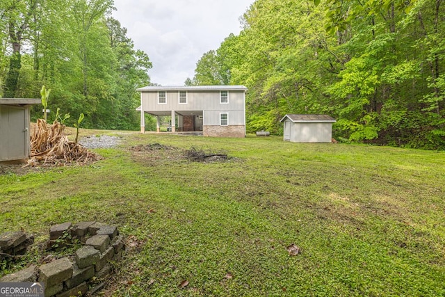view of yard featuring an outdoor structure and a storage shed