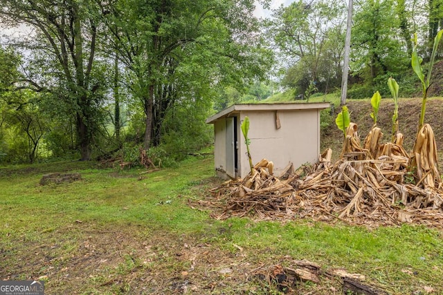 view of yard with a storage unit and an outdoor structure