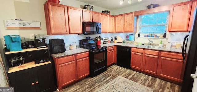 89 Tiller Way, Port Wentworth, GA 31407 - kitchen featuring wood finished floors, a textured ceiling, a sink, and black appliances