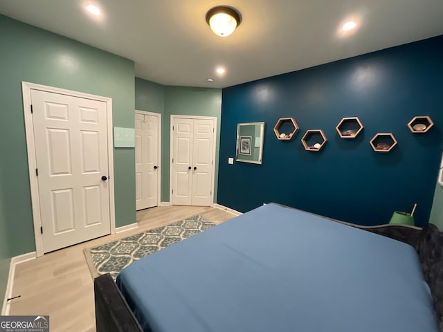 bedroom featuring light wood-type flooring, recessed lighting, and baseboards