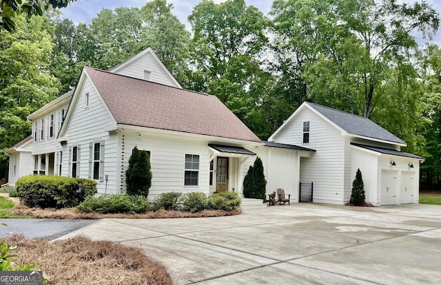 400 Peachtree Pkwy, Peachtree City, GA 30269 - view of front of house with roof with shingles, driveway, a garage, and view of wooded area