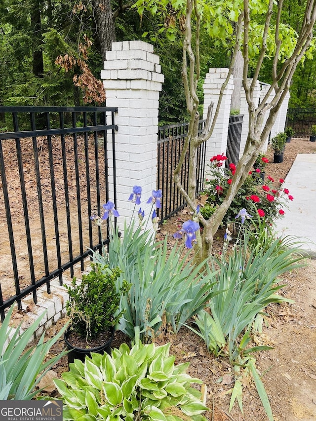 400 Peachtree Pkwy, Peachtree City, GA 30269 - view of yard with fence
