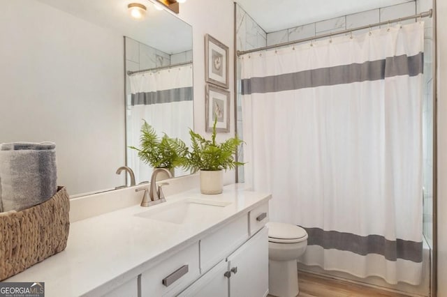 384 Teal Ct, Roswell, GA 30076 - full bath featuring a shower with shower curtain, wood finished floors, toilet, and vanity