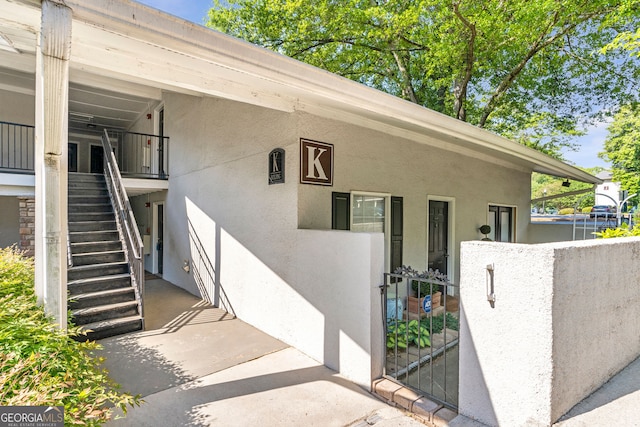 view of front of property featuring a balcony and stucco siding