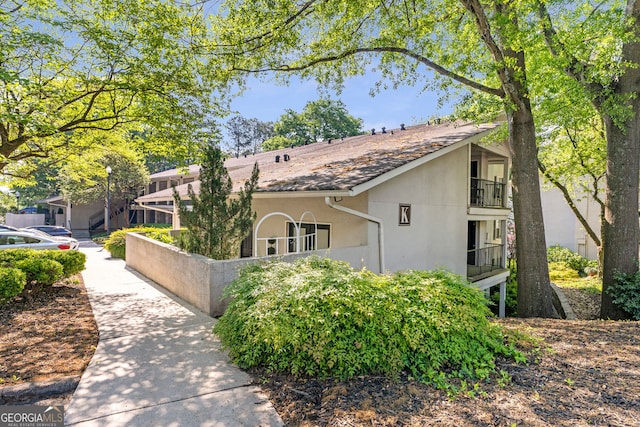 view of exterior entry featuring stucco siding