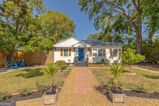 view of front facade featuring a front lawn and fence