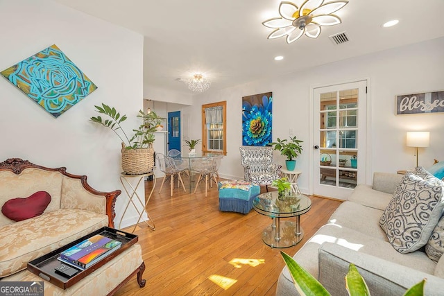living room with baseboards, visible vents, recessed lighting, and wood-type flooring