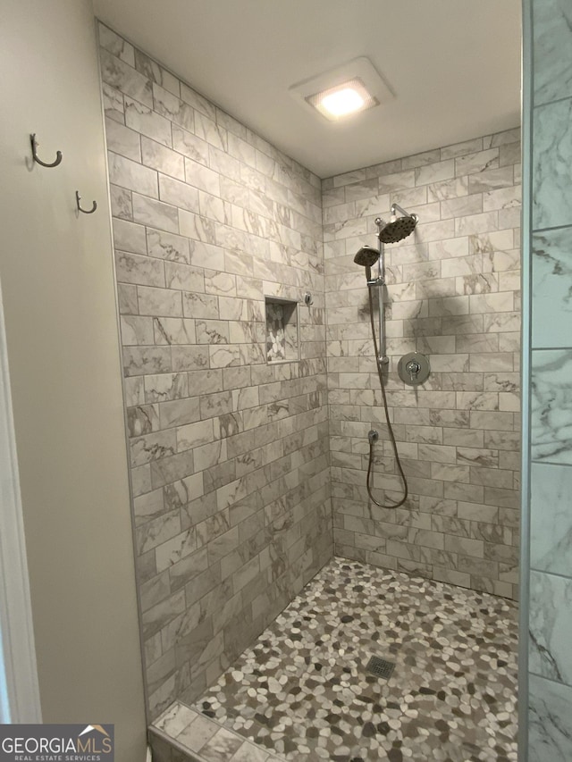 426 Shenendoa Dr, Ellijay, GA 30540 - full bathroom featuring a tile shower