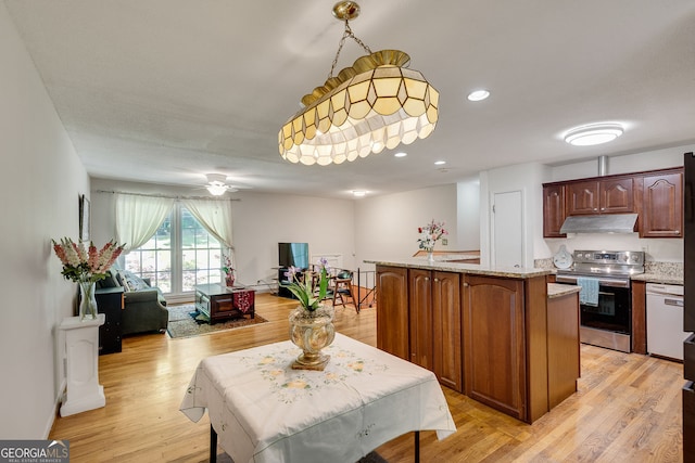dining area featuring light wood-type flooring, recessed lighting, and ceiling fan
