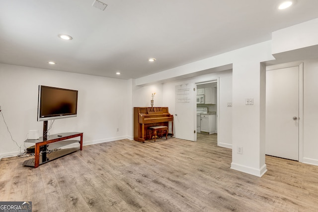 living area featuring light wood-type flooring, recessed lighting, and baseboards