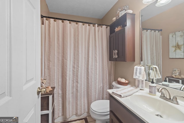 full bathroom featuring a shower with curtain, vanity, and toilet