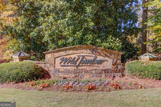 community sign with a lawn