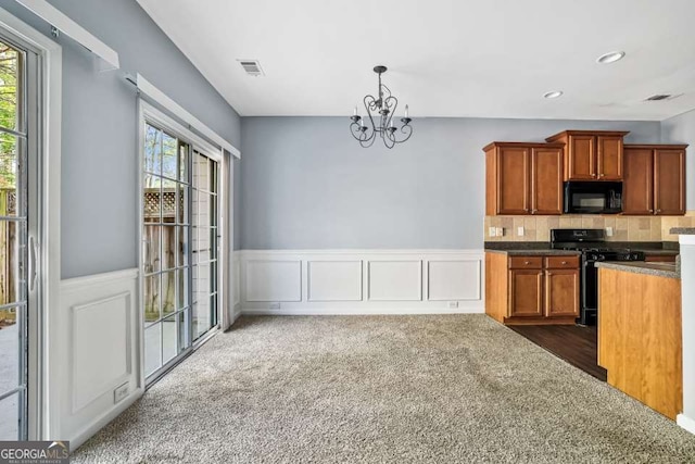 2872 Cross Creek Ct, Cumming, GA 30040 - kitchen with visible vents, a wealth of natural light, a notable chandelier, and black appliances