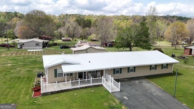 view of front of house with driveway, fence, and a front yard