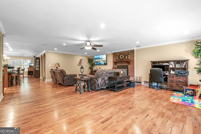 living room with light wood-style flooring, recessed lighting, ornamental molding, a desk, and ceiling fan