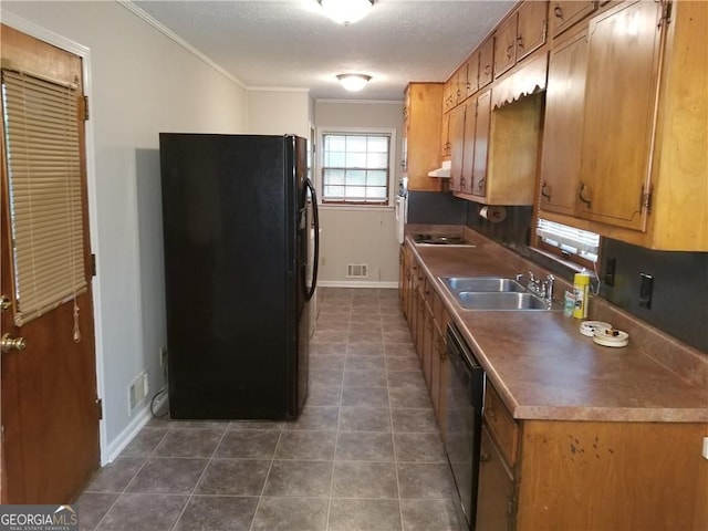 kitchen featuring a sink, visible vents, baseboards, black appliances, and ornamental molding