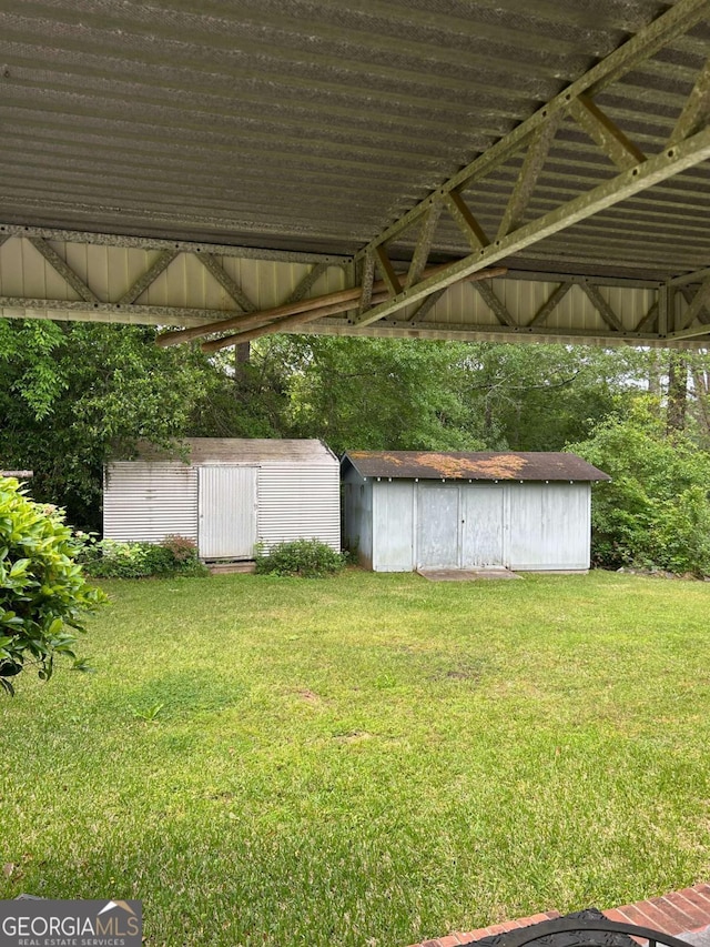 view of yard featuring an outdoor structure and a storage unit