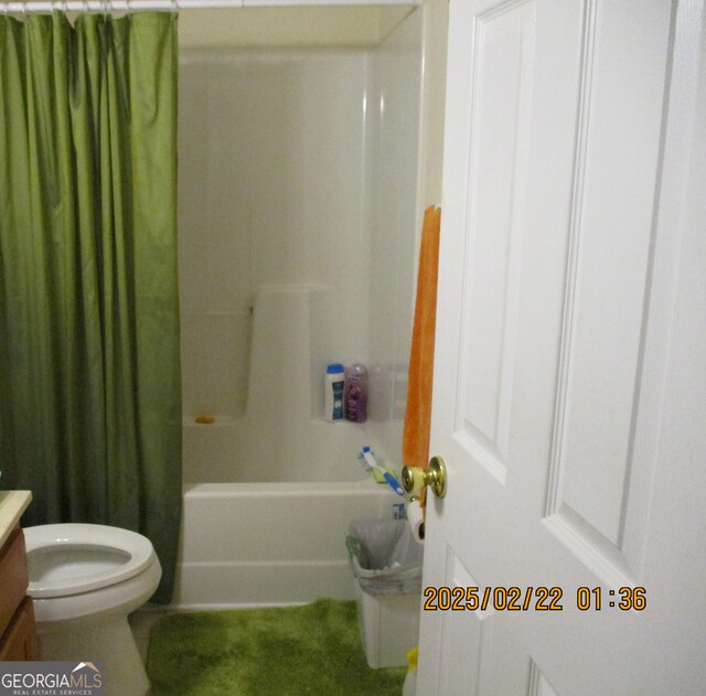 full bath with shower / bath combination with curtain, vanity, and toilet