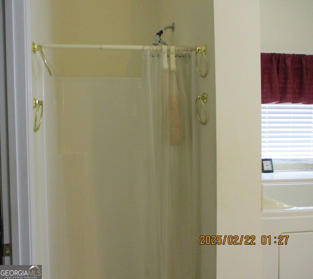 full bathroom featuring a shower with shower curtain