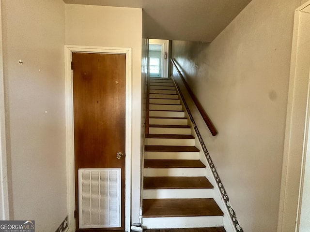623 Mcdonald St, Waycross, GA 31503 - view of stairway