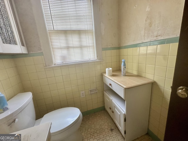 623 Mcdonald St, Waycross, GA 31503 - bathroom featuring tile walls and wainscoting