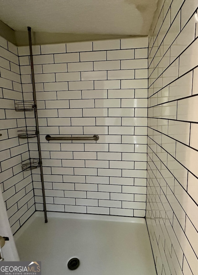 2409 Dorothy St, Waycross, GA 31501 - full bath featuring tiled shower