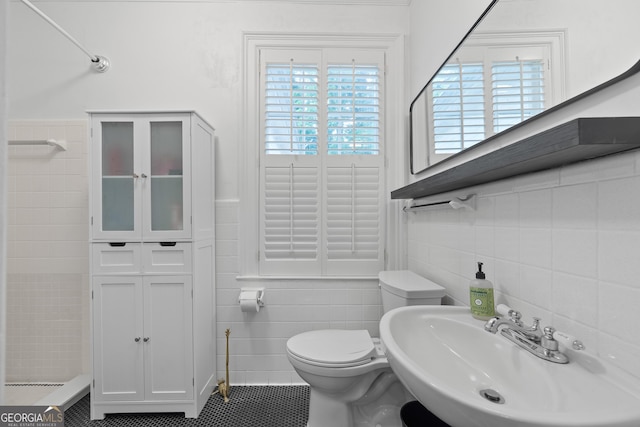 1419 Briarcliff Rd, Macon, GA 31201 - full bathroom featuring tile patterned floors, a sink, tile walls, toilet, and tiled shower