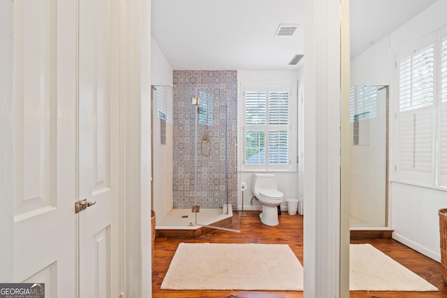 1419 Briarcliff Rd, Macon, GA 31201 - full bath featuring toilet, wood finished floors, visible vents, and a stall shower
