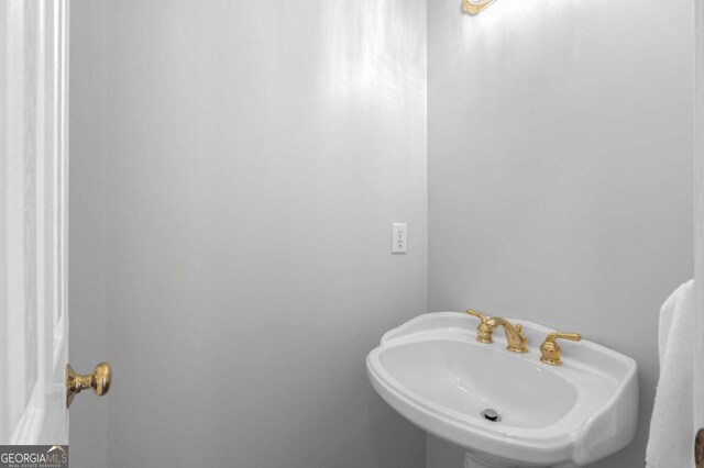 500 Meadowmeade Ln, Lawrenceville, GA 30043 - bathroom with a sink