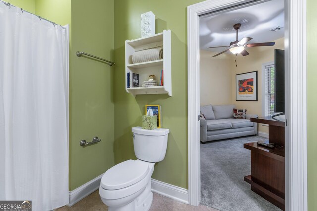 full bathroom with curtained shower, toilet, baseboards, and a ceiling fan