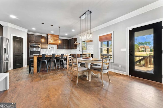 dining area featuring baseboards, recessed lighting, dark wood-type flooring, and ornamental molding