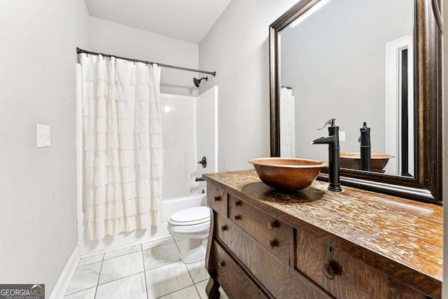 full bathroom with tile patterned floors, toilet, vanity, shower / bath combo with shower curtain, and baseboards