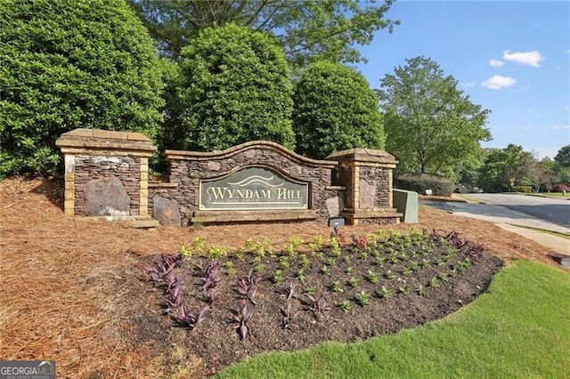 view of community / neighborhood sign
