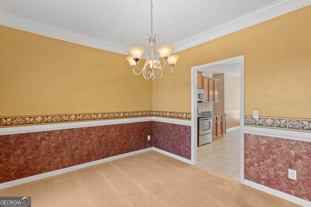 empty room with ornamental molding, an inviting chandelier, light carpet, and baseboards