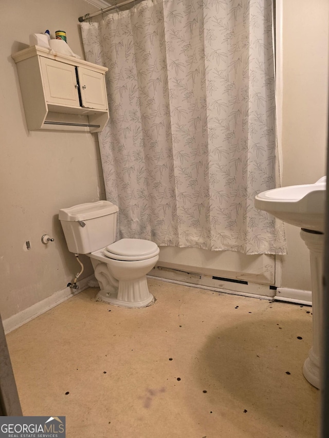 100 Brookwood Dr, Warner Robins, GA 31088 - full bath featuring curtained shower, toilet, and baseboards
