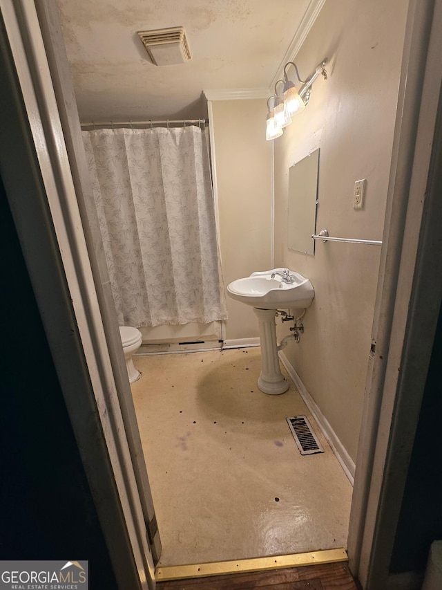 100 Brookwood Dr, Warner Robins, GA 31088 - bathroom featuring visible vents, toilet, crown molding, and a shower with curtain