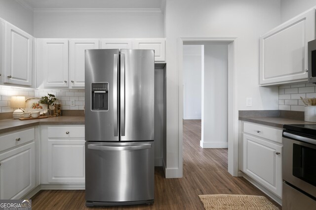 3047 Standing Rock Ct, Lithia Springs, GA 30122 - kitchen featuring backsplash, appliances with stainless steel finishes, crown molding, and white cabinetry
