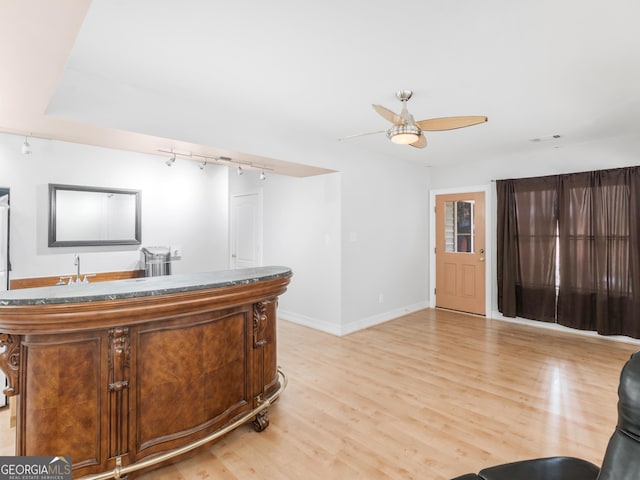 indoor wet bar with a ceiling fan, light wood-style flooring, baseboards, and rail lighting