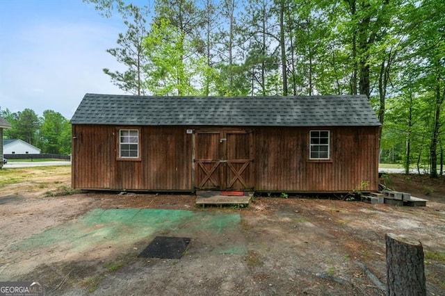view of outdoor structure with an outbuilding
