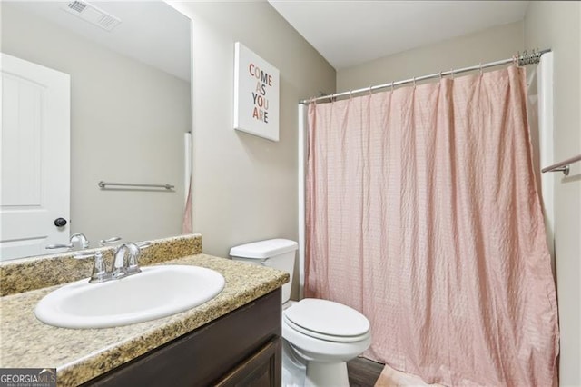 full bath featuring toilet, visible vents, curtained shower, and vanity